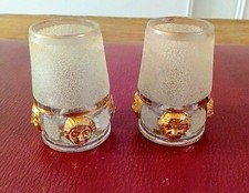 DEUX PYROGÈNES DE COMPTOIR EN VERRE DÉCORÉS DE MASQUES