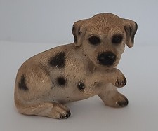 MINIATURE  CHIEN BEIGE TACHETÉ NOIR - H  4,5 cm - Poids 40 gr