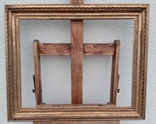 CADRE  EN BOIS SCULPTE DORE ET PERLE DU XIXe SIECLE,  FEUILLURE 51 PAR 64 CM