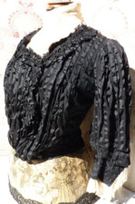 ANCIEN CORSAGE 1900, toile de rubans en soie et mousseline, plastron en dentelle