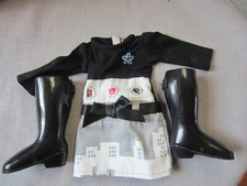 Vêtement : Robe  et bottes pour poupée Nancy Famosa .