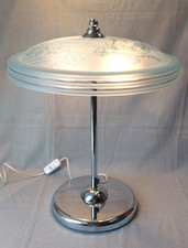 Grande lampe pied en métal chromé, coupelle pâte de verre bleuté, art déco