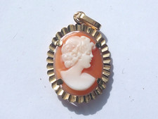 BEAU PENDENTIF ANCIEN 1960/70 en OR JAUNE 18K 750/1000° avec CAMEE COQUILLE