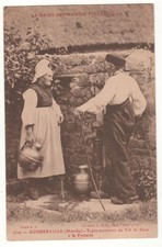 CPA 50 - GOUBERVILLE : TYPES NORMANDS DU VAL DE SAIRE À LA FONTAINE (MANCHE)
