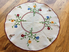 ancien napperon rond  toile de lin brodé main de pensées :  46 cm ( réf: C86)