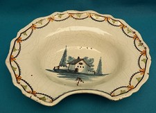 XVIII° NEVERS SUPERBE PLAT A BARBE EN FAIENCE POLYCHROME DÉCOR A LA MAISONNETTE