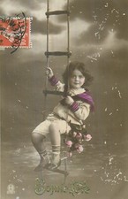 CP BONNE FETE ENFANT ASSIS SUR ECHELLE DE CORDE - ENDOMMAGEE