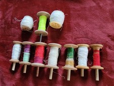 LOT D'ANCIENNES BOBINES DE FIL A COUDRE EN BOIS AVEC SA TIGE, UNE TIGER EN FER