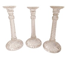 Trois bougeoirs en verre. 24,5