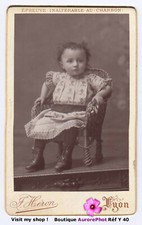 PETITE FILLE EN POSE ASSISE