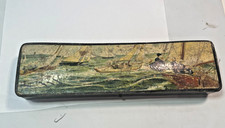 plumier bois noirci à décor de scène   de course de voiture