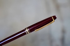 SUPERBE STYLO BILLE MONTBLANC MEISTERSTÜCK EN RESINE BORDEAUX & PL. OR 18 CARATS