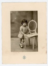 Vintage PHOTO Terpant & Marchand, une fillette devant un livre d’images