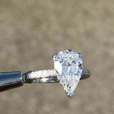 Bague de fiançailles blanche