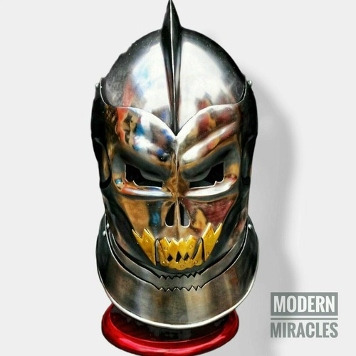 Casque médiéval crâne