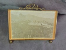 LARGE CADRE-PHOTO à décor de ruban. Ancien.