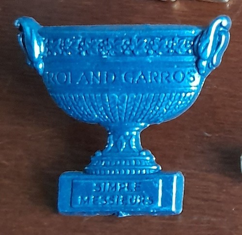 Pin roland garros - pin's, signé
