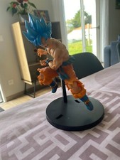 Figurine Bandai Spirits Son Goku Super Saiyan cheveux bleus sur présentoir 8,25"