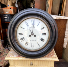 Carillon dit Oeil de Boeuf en bois en bon état - 38 cm de haut