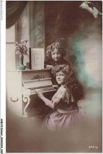 ANBP2-0110-ENFANT - Enfants - piano - pot de fleur - fleurs