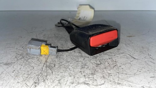 Attache ceinture avant gauche