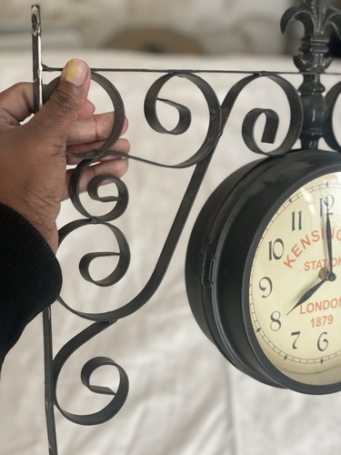 Horloge murale suspendue