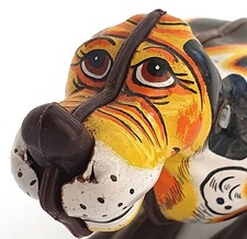 CHIEN SAUTILLANT SUR SES