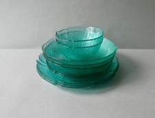 8 assiettes et 2 coupelles en verre, forme feuille, Arcoroc France, années 80