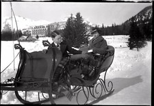Femme & jeune garçon neige