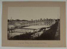 Pont métallique brisé sur la