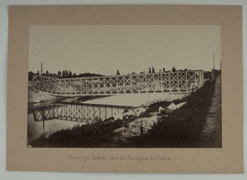 Pont métallique brisé sur - , la