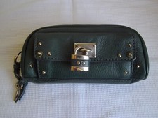 Portefeuille/pochette Chloé, modèle Paddington en cuir vert, made in Italy.