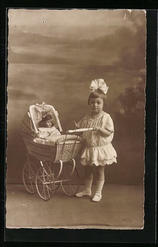 Jeune fille avec - nœud, dans
