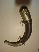 Magnifique Ancienne poire à poudre XIXéme.Corne Et Laiton.Afrique.