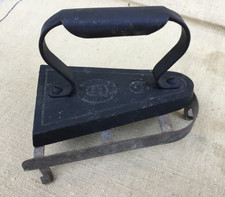 fer à repasser et son repose fer ancien en fonte avec armoiries