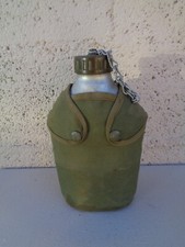 Ancienne gourde militaire avec sa housse