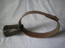 Cloche pour vache avec collier en bois