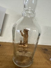 Ancienne Bouteille avec figurine intérieur de métier décorative