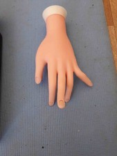 main gauche artificielle ongle
