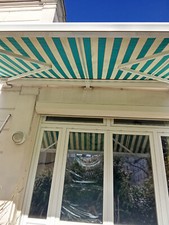 Store banne motorisé pour terrasse à rayures vertes et blanches - bon état 