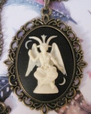 Collier camée Diable