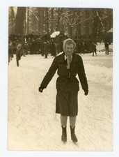 PHOTO snapshot, Patinage ice skating une femme patin à glace foulard jardin
