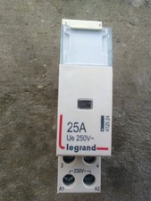 1 x Contacteur  LEGRAND 2 poles 25 amp bobine 230v 412524
