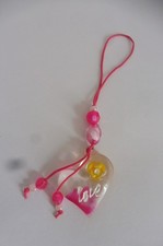 Bijou de sac à main ou de téléphone forme de coeur écrit Love et perles rose