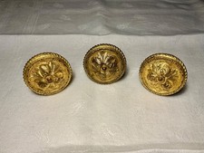 3 BOUTONS POIGNÉES EMBRASSES