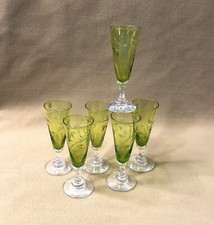 1 verre à liqueurs / digestif en cristal vert SAINT LOUIS 9 cm Décor gravé Table
