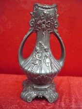 Très Belle, Très Vieux Vase En Étain, Style Art Nouveau, Relief Décoré, 33cm