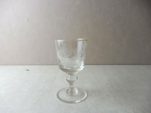 Ancien verre pied gravé - ancien, pied,