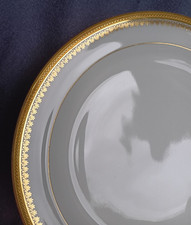 2 assiettes montées  en porcelaine de Limoges blanc frise or