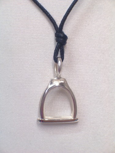 Pendentif avec étrier - Étrier, en